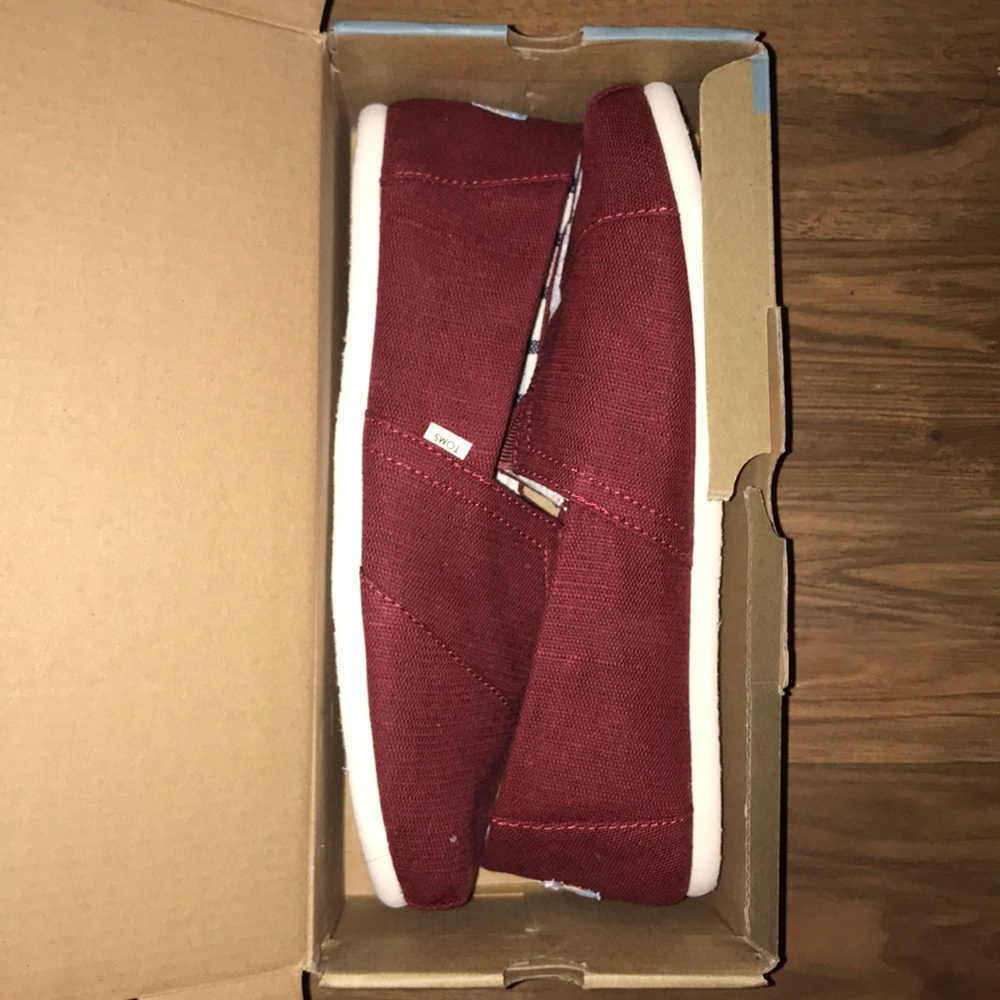 Never before worn TOMS slip on shoes ❤️